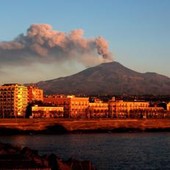 Etna, il vulcano oggi è attivo: cenere da cratere Voragine