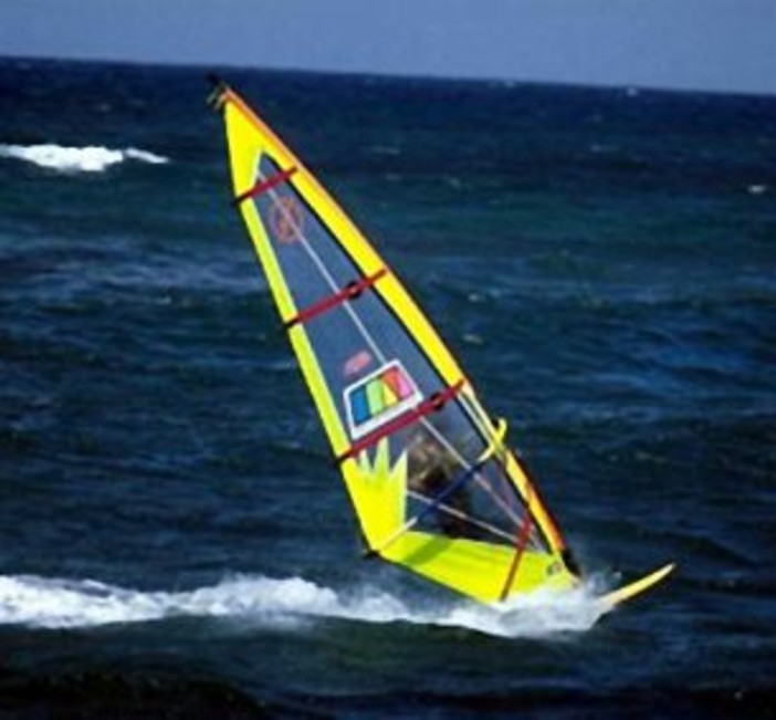 Diano Marina: tre windsurfisti in difficoltà soccorsi dalla Guardia Costiera