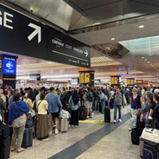 Treni bloccati a Roma Termini, la rabbia dei viaggiatori fra attesa e rimborsi