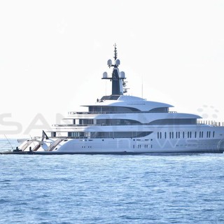 Lo yacht extralusso ‘IJE’ fa tappa davanti a Sanremo, destinazione Monaco Yacht Show