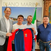 Il benvenuto di Za Garibaldi a Diano Marina per Nicolas Giordano: in regalo la maglia della Golfodianese (video)