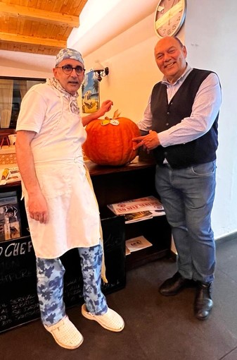 Il giornalista Claudio Porchia consegna la Zucca di Rocchetta di Cengio allo chef Flavio Ottonello